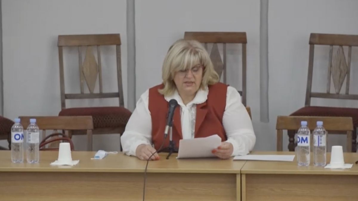 Președinta ședinței CMC, luată la rost de un consilier. Bunescu: „Purtați masca”. Mandatii: „Îmi asudă ochelarii” (FOCUS)