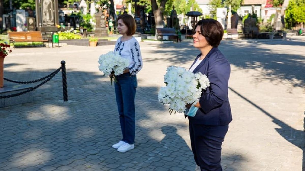 Președinta și prim-ministra Republicii Moldova au depus flori la mormintele poeților Alexei Mateevici și Grigore Vieru (FOTO)