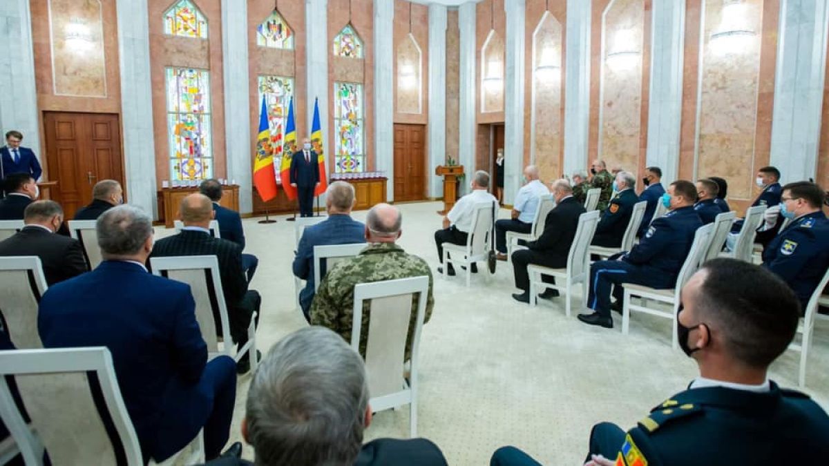 Președintele spune că nu-l cunoaște pe ex-liderul unui grup criminal organizat, pe care l-a decorat cu Ordinul Gloria Muncii