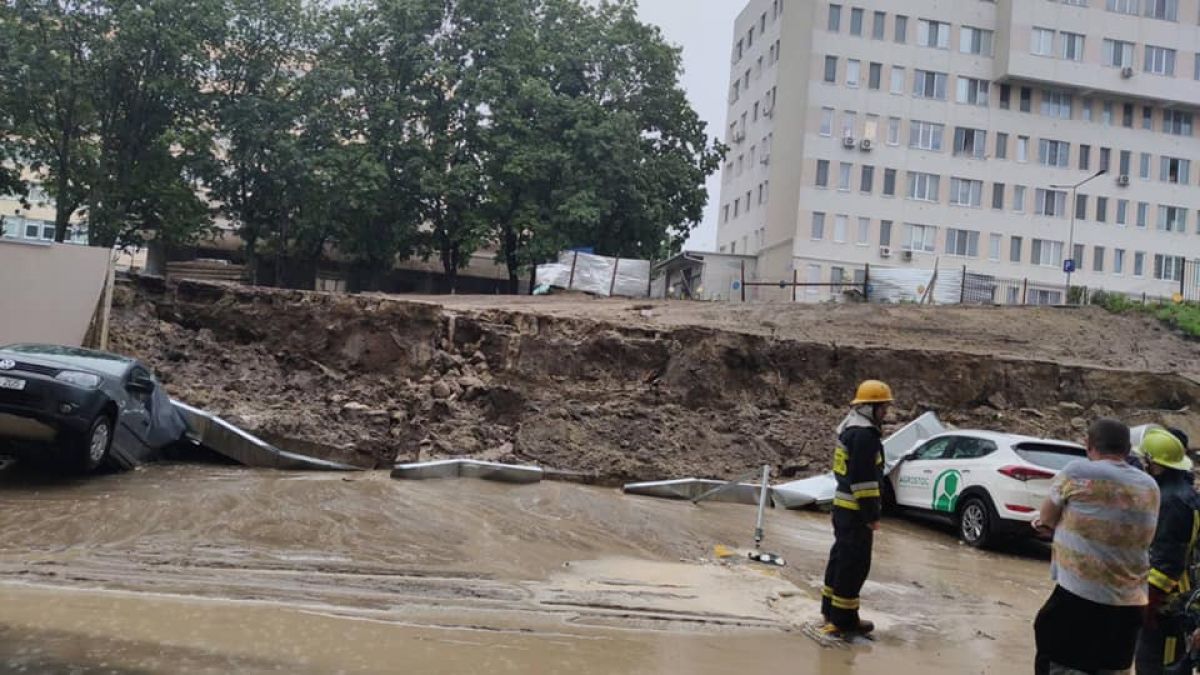 Pretorul sectorului Buiucani dă asigurări: Proprietarii mașinilor avariate de gardul surpat vor primi despăgubiri de la compania de construcții