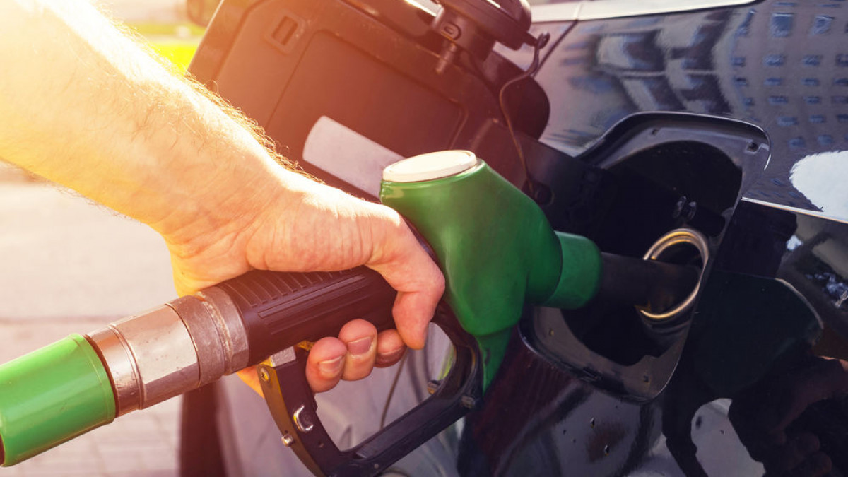 Prețul carburanților continuă să scadă. Benzina, mai ieftină cu 35 de bani, iar motorina - cu 24 de bani