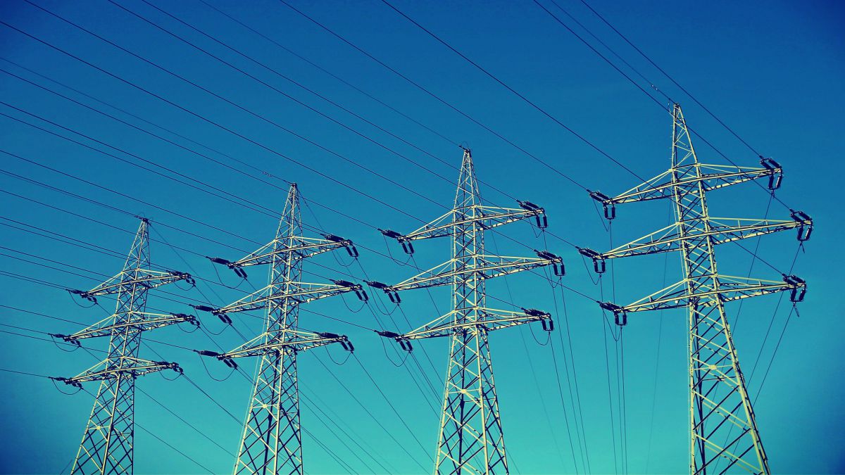 Prețul energiei electrice de pe piața spot din România a crescut peste 40% într-un an