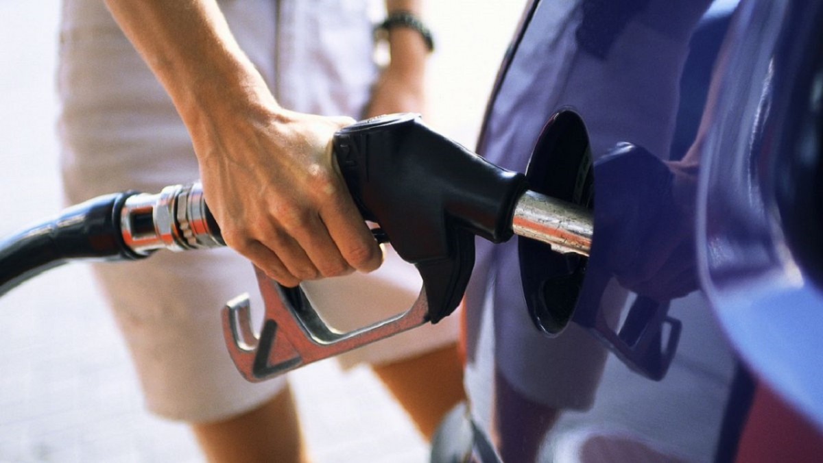 Prețul la benzină a scăzut sub 30 de lei, iar motorina - mai ieftină cu 23 de bani. ANRE afișează noile tarife pentru carburanți