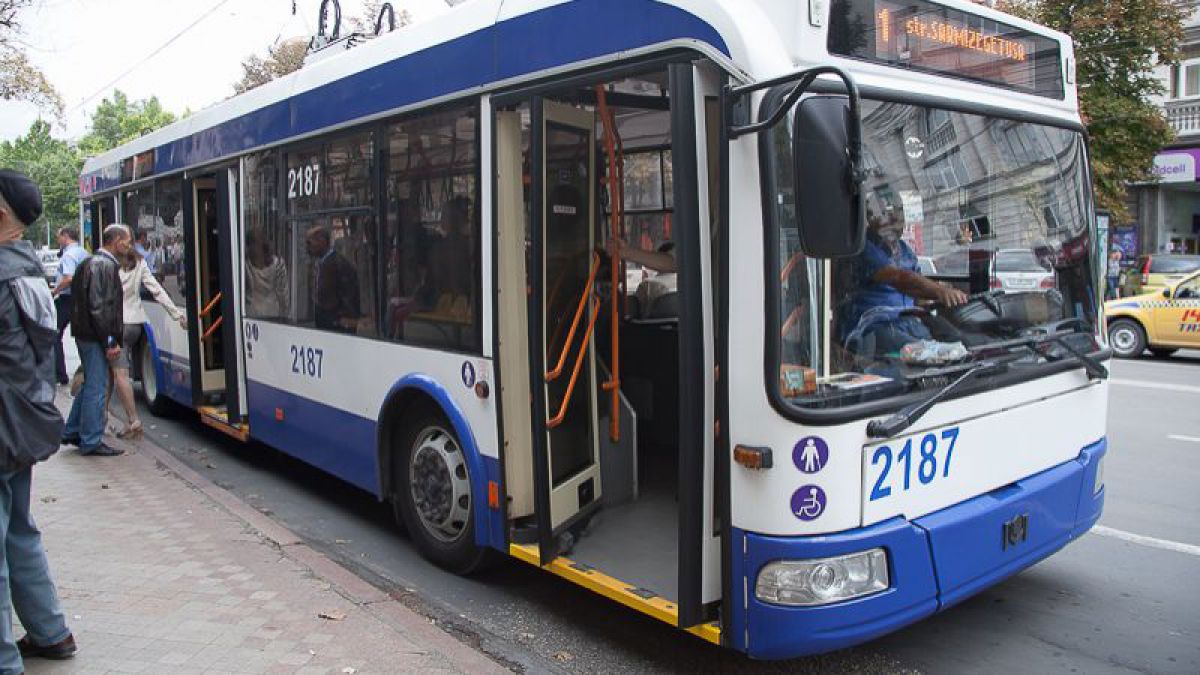 Primăria a anulat prețurile noi ale abonamentelor de călătorie cu troleibuzul, majorate de RTEC