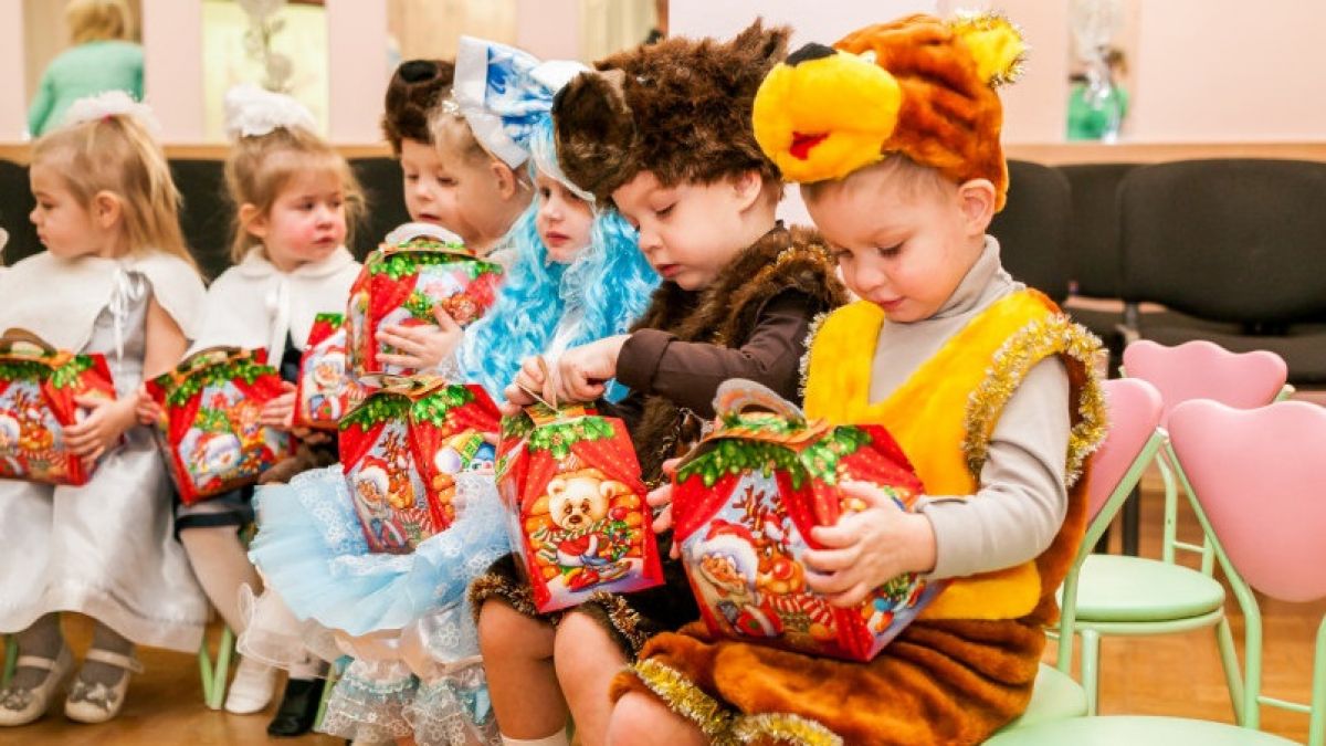 Peste 30.000 de cadouri pregătite pentru copiii din grădinițe de sărbători. Ceban, despre intenția de colectare de bani: „Dacă se cere, de dat peste mâini”