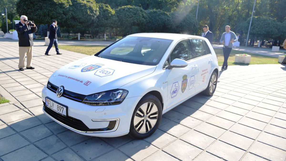 Primăria Chișinău a primit un automobil electric din partea companiei Kaufland
