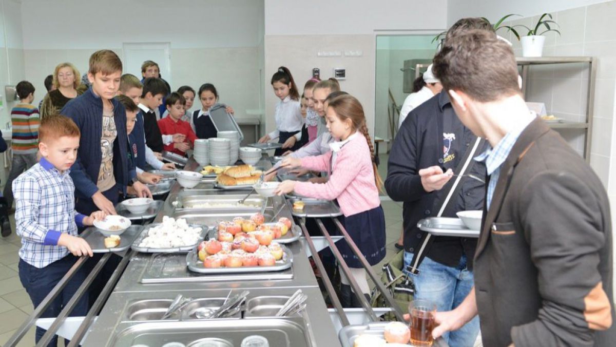 Primăria reziliază contractele cu toți agenții economici implicați în scandalul alimentelor alterate