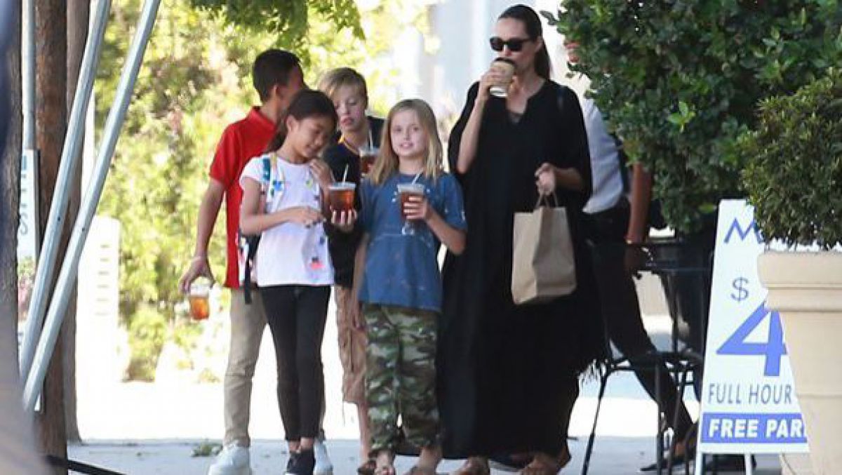Primele imagini cu Angelina Jolie, după ce presa a scris că Brad Pitt şi Charlize Theron ar forma un cuplu