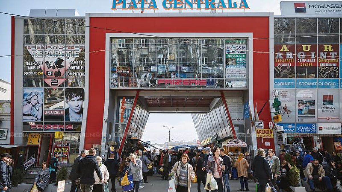 Chicu cere reînchiderea Pieței Centrale: Oamenii parcă nici n-au auzit de virus. Cumpără cănuțe și străchinele pentru Blajini