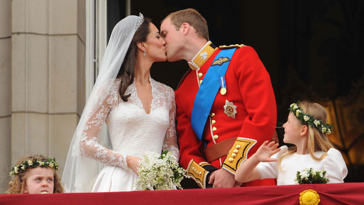 Prinţul William și Kate Middleton scot la licitație o felie de tort de la nuntă. Suma de la care pornește licitația