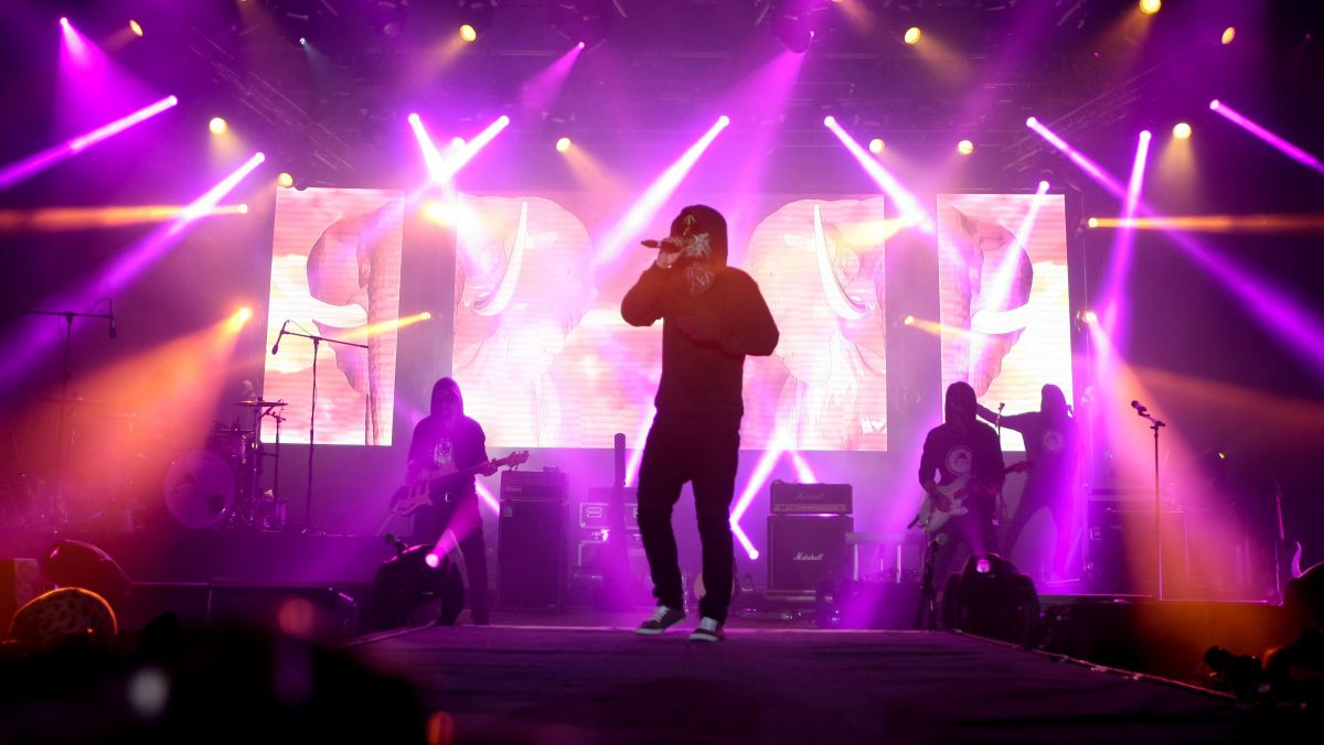 Probleme pentru Carlas Dreams la primul concert din 2017: Explicația de ce au cântat în rusă într-un oraș din România