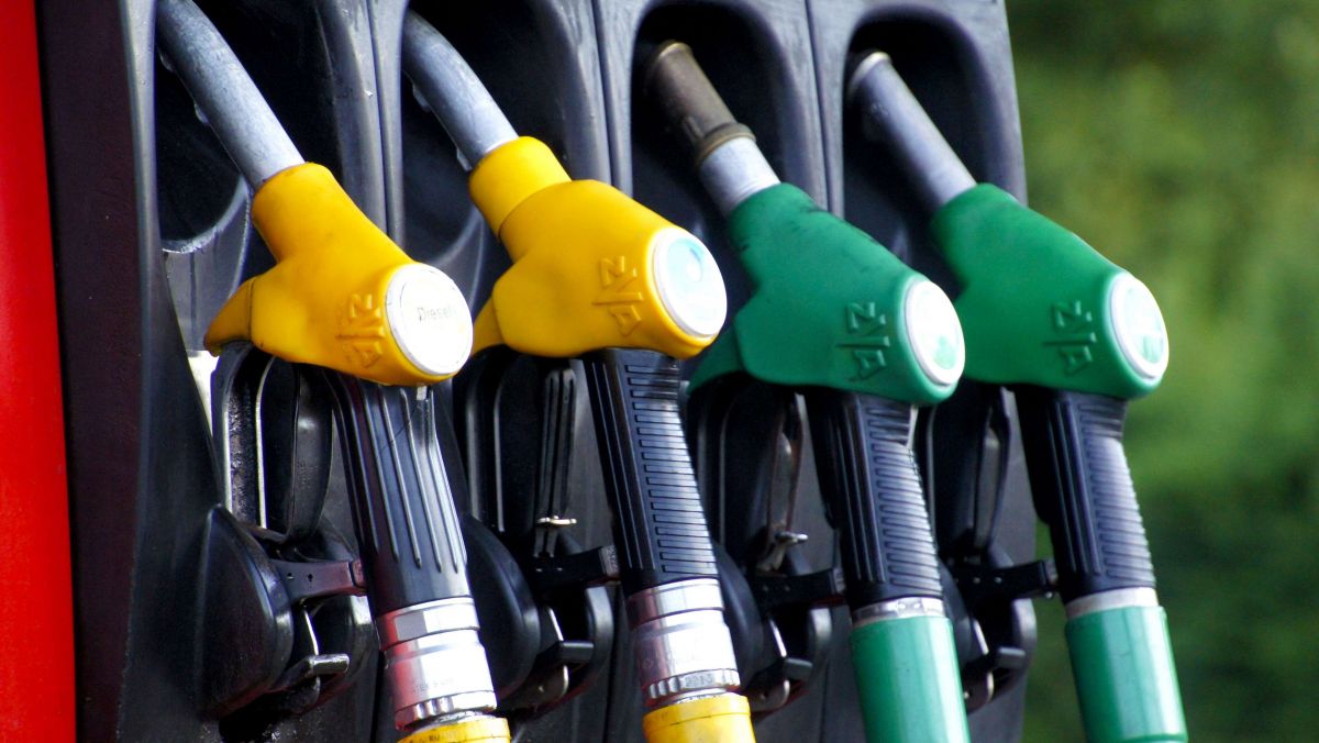 Problemele cu stocurile de benzină 98 şi diesel de top continuă în Moldova: o reţea anunţă că staţiile sale selectate au şi vor avea în continuare aceşti carburanţi