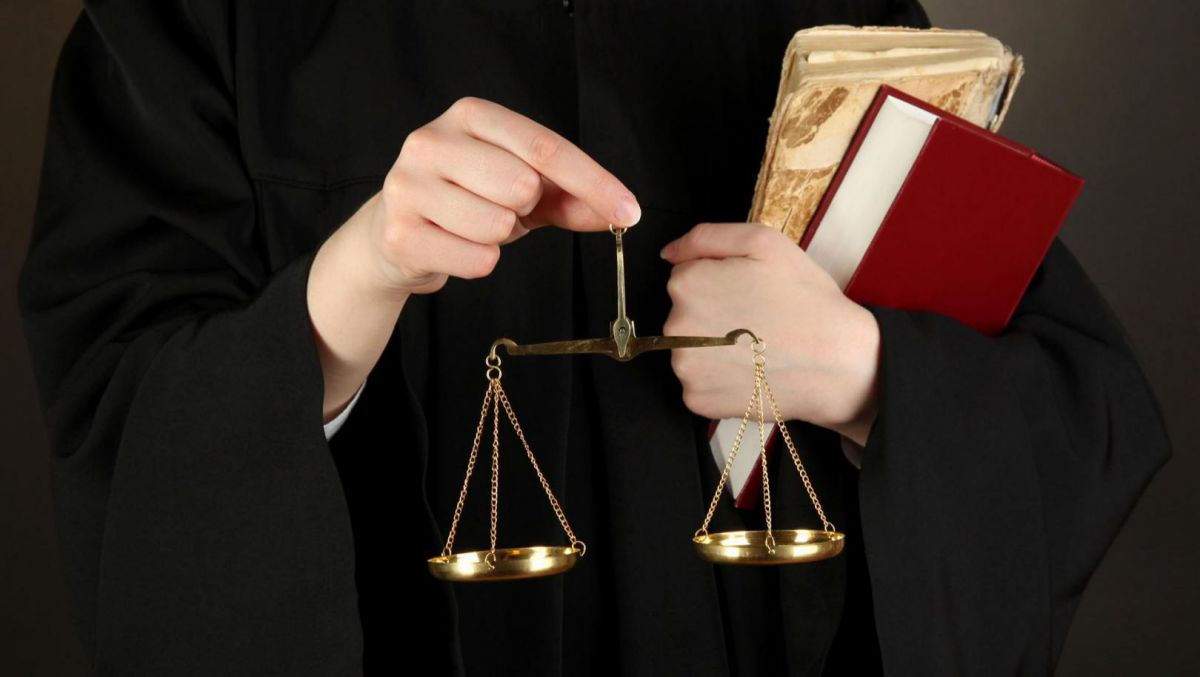 Procedura de accedere în breasla avocaților, contestată la Curtea Constituțională