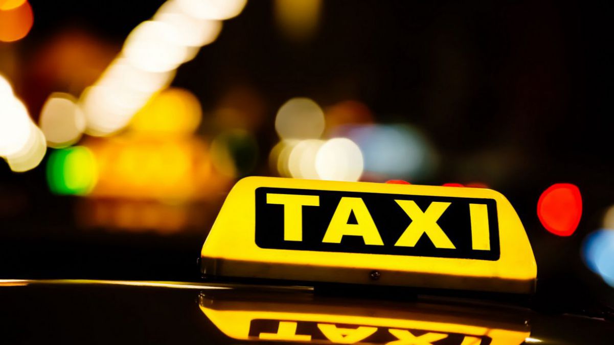 Procuratura efectuează percheziții la 30 companii de taxi din Chișinău