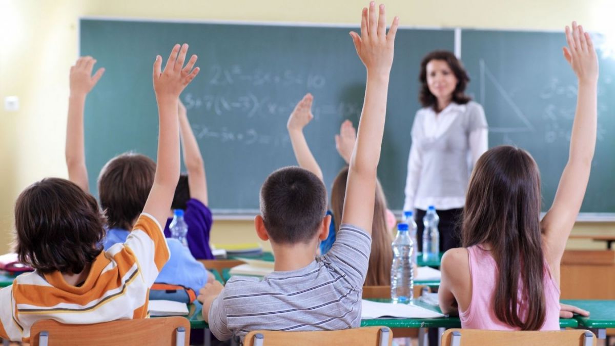 Profesoară, către ministrul Monica Babuc: „Cum ar fi să trăiți cu acești bani o lună?”