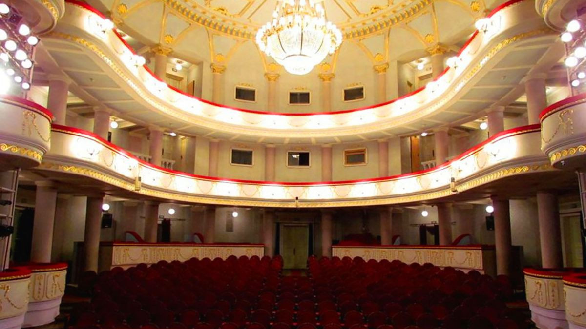 Programul Voucher Cultural este activ: Tinerii care au peste 18 ani vor primi o mie de lei pentru cărți și bilete la spectacole