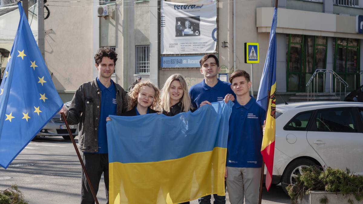 Proiecte care unesc. Tineri Ambasadori Europeni din Moldova au trimis un lot umanitar spre Cernihiv
