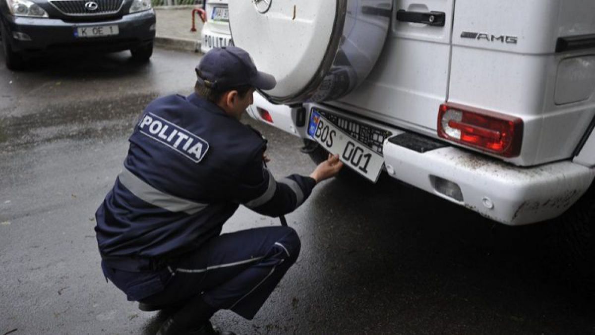 Proiectul care interzice polițiștilor ridicarea plăcuțelor de înmatriculare, votat în prima lectură