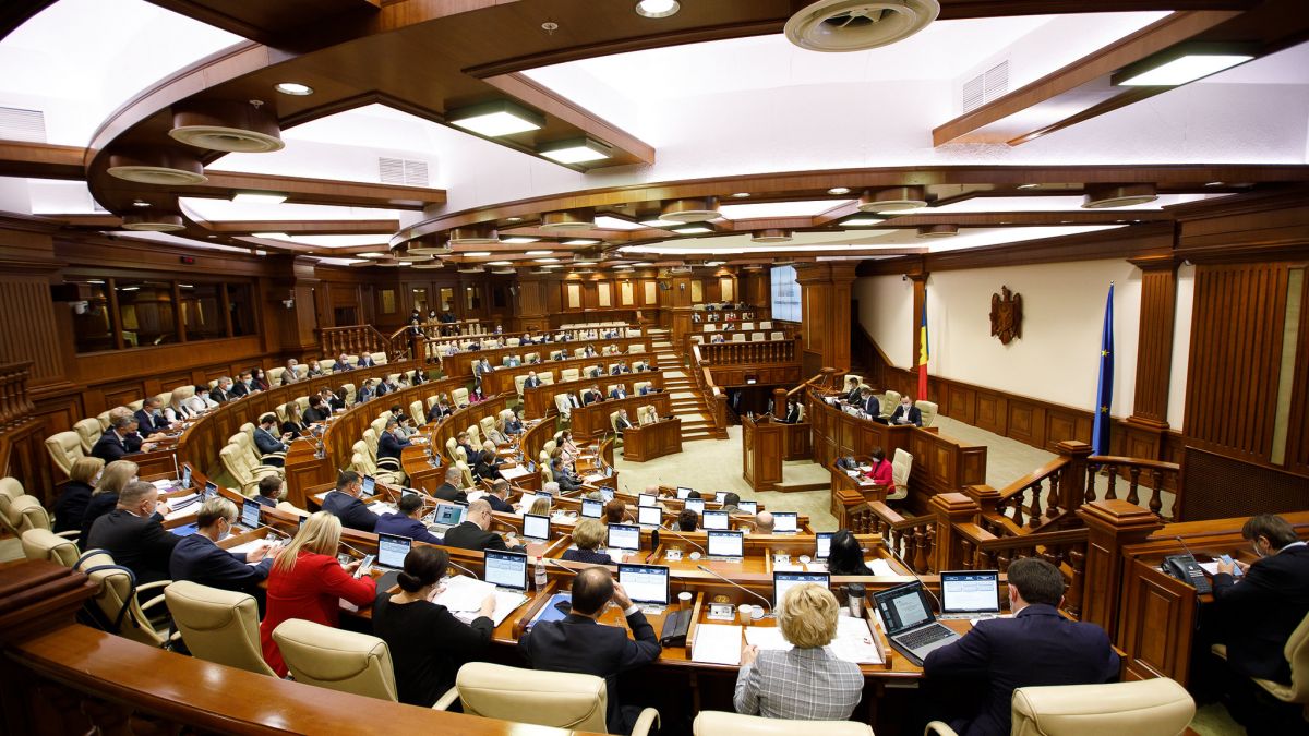 Proiectul politicii fiscale și vamale pentru anul 2022, votat: Încasările din taxa pentru folosirea drumurilor direcționate 100% către bugetele locale