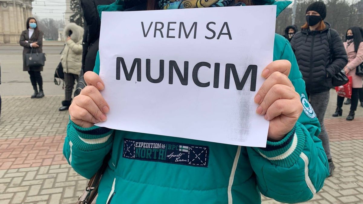 Micii antreprenori din centrele comerciale ies, vineri, la protest. Vor să activeze și în weekend (DOC)
