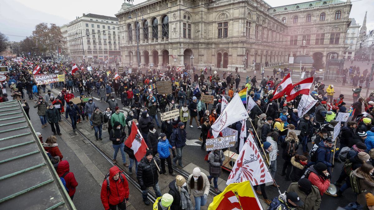 Protest cu peste 40.000 de oameni, la Viena, împotriva lockdown-ului și a vaccinării obligatorii (FOTO, VIDEO)