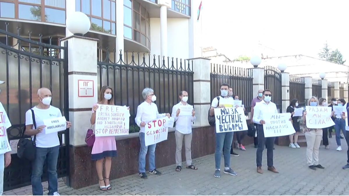 Protest în fața Ambasadei Republicii Belarus: Membrii unei organizații condamnă abuzurile din țara condusă de Lukașenko. Cer eliberarea celor reținuți (LIVE)