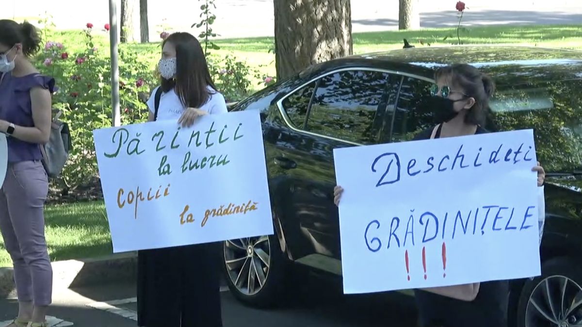 Un grup de părinți protestează și cere autorităților să redeschidă grădinițele (VIDEO)