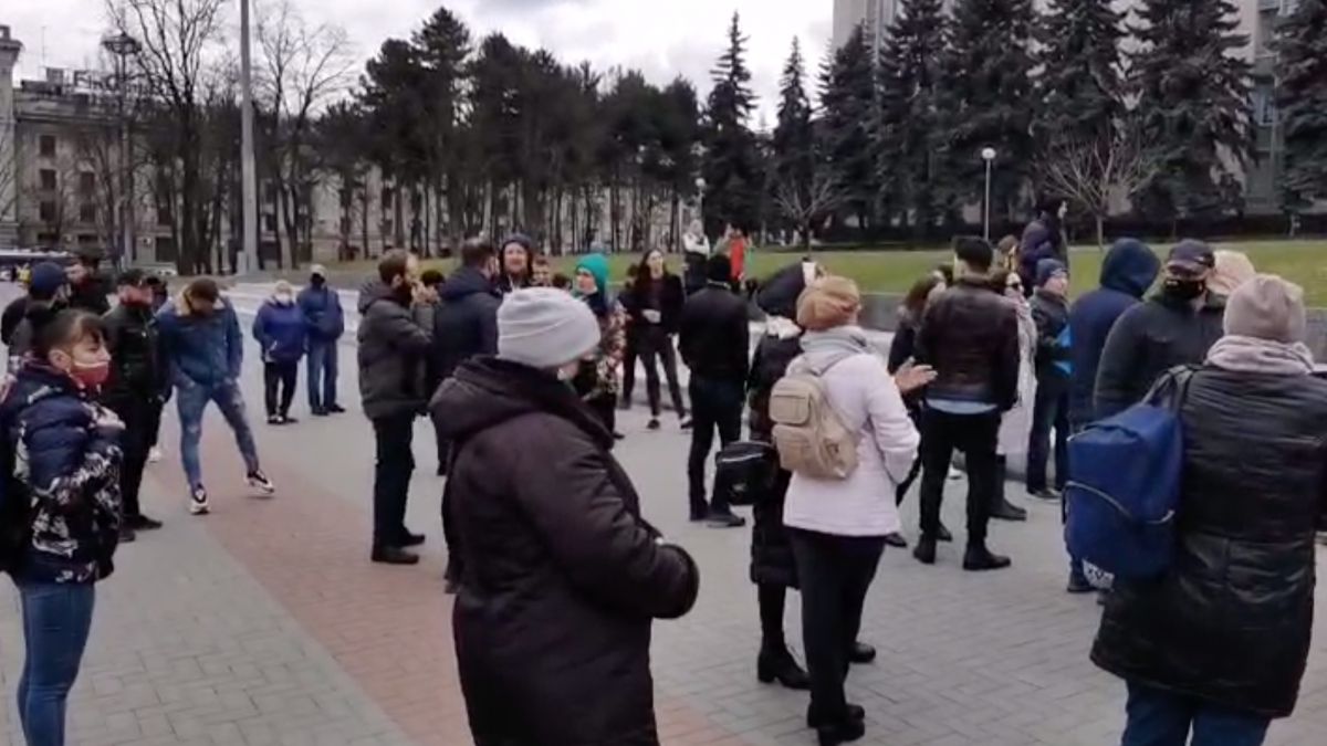 Protest în fața Guvernului: Mai multe persoane au manifestat împotriva restricțiilor pe timp de stare de urgență