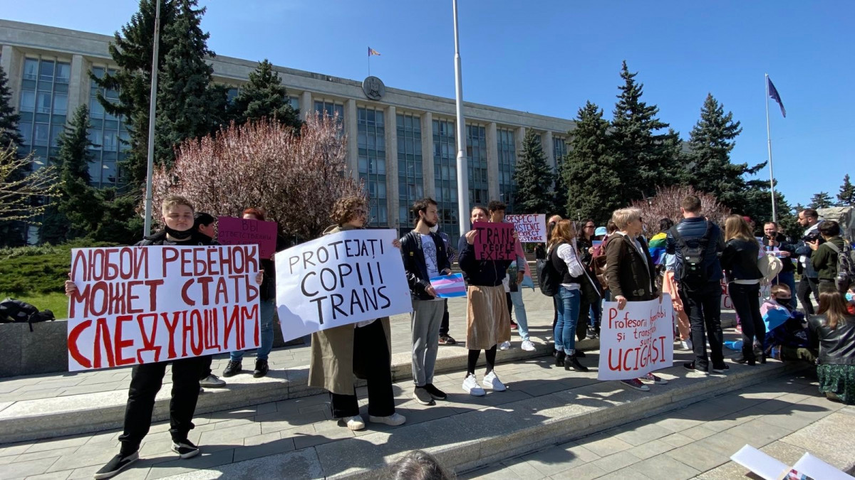 Protest în fața Guvernului, pentru siguranța minorilor transgender (FOTO)