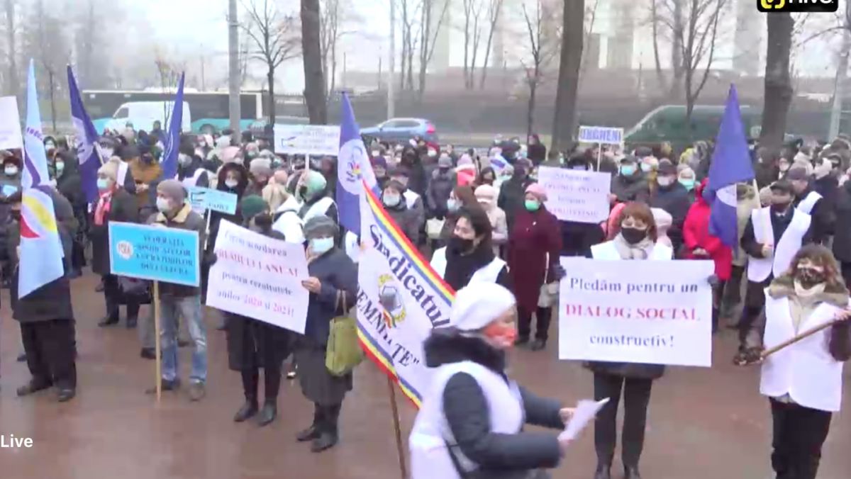 Protest în fața Parlamentului: Angajați din sistemul bugetar, nemulțumiți de anularea premiului anual. UPDATE: Deputații ies la discuții