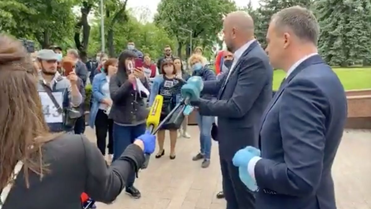 Protest în fața Parlamentului: Vrem un regulament clar când și cum să activăm. Vrem să lucrăm!