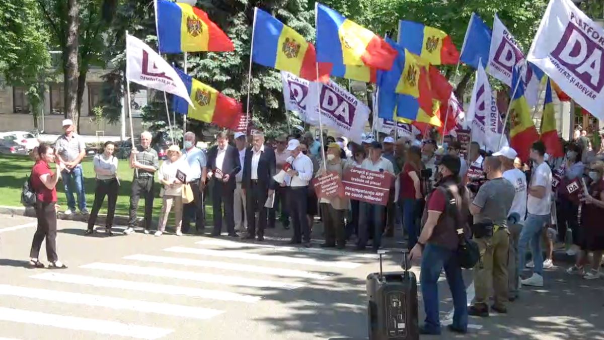 Protest la Agenția Proprietății Publice: Platforma DA cere demisia directorului instituției, nemulțumiți de „gestionările ineficiente” (LIVE)