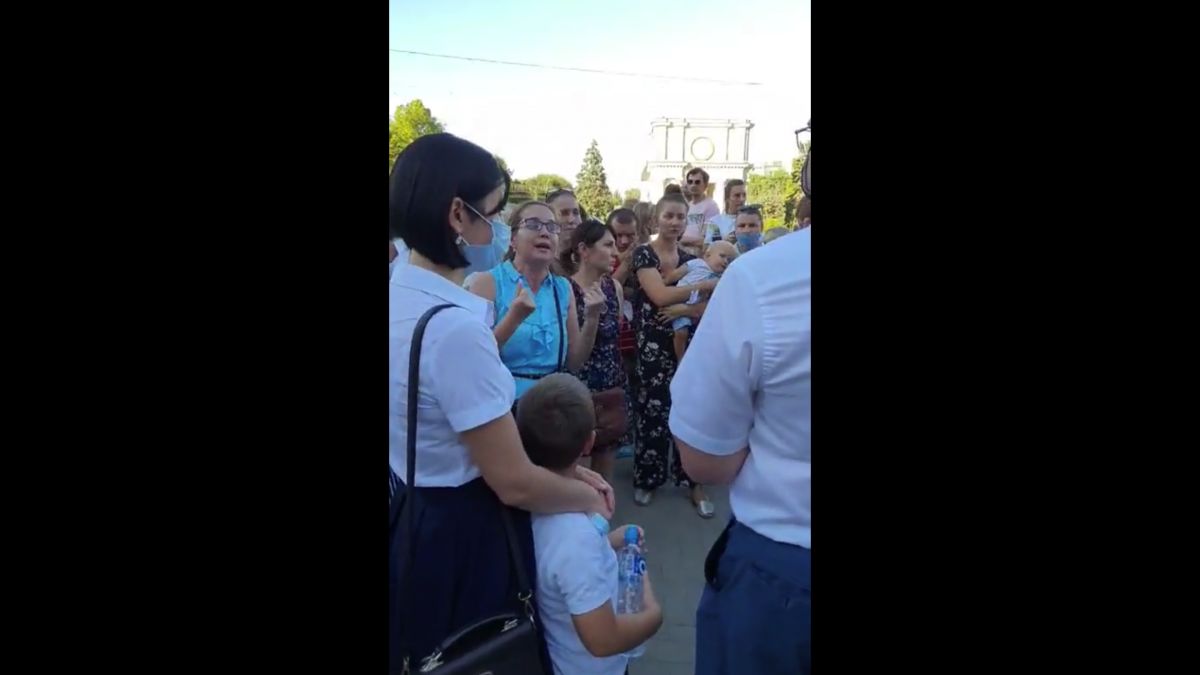 Protest la Guvern: Un grup de părinți, nemulțumit de regulile impuse de Executiv pentru reluarea activității instituțiilor de învățământ (VIDEO)