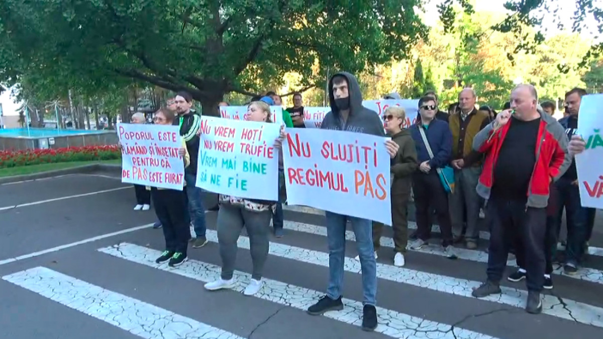 Protest matinal, în fața Guvernului: Manifestanții cer demisia Guvernului 