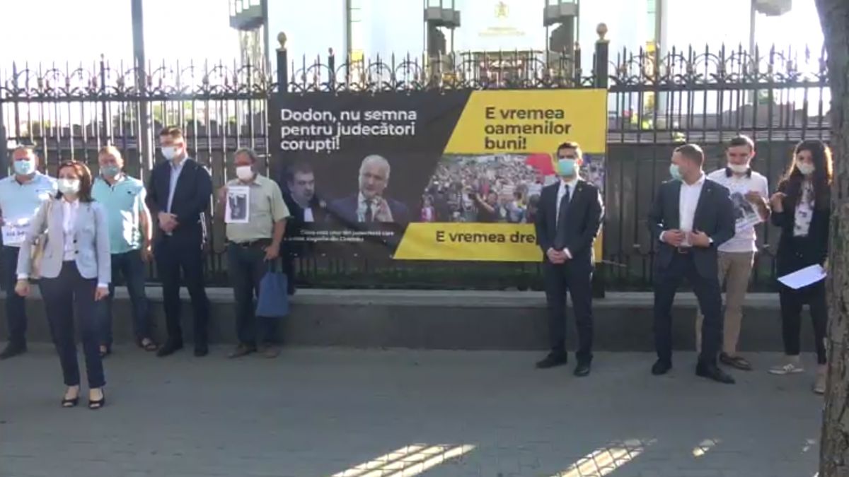 Protest matinal la Președinție: PAS îi cere lui Dodon să nu semneze decretul de numire a lui Clima în fruntea Curții de Apel Chișinău (LIVE)