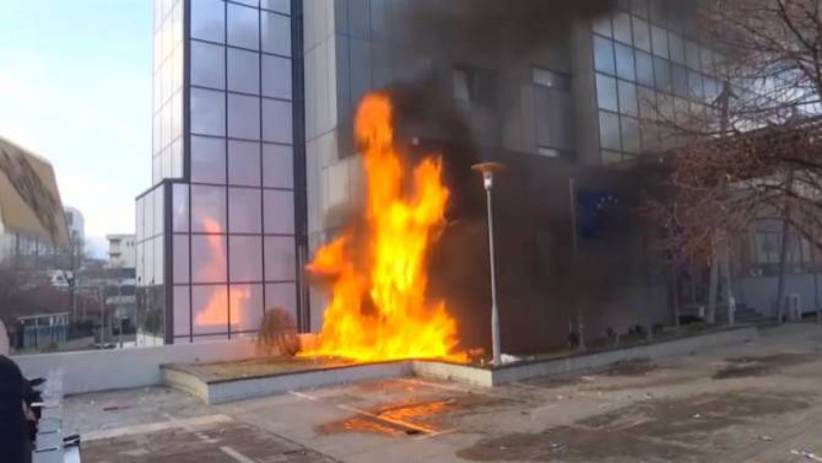 Protestatarii din Kosovo au dat foc clădirii Guvernului