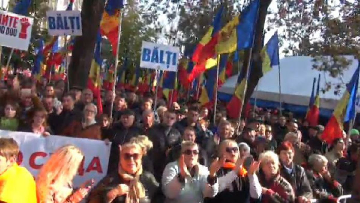 Protestatarii lui Usatîi au ajuns în fața Parlamentului, scandând „Jos Alianța” și „Jos Timofti”