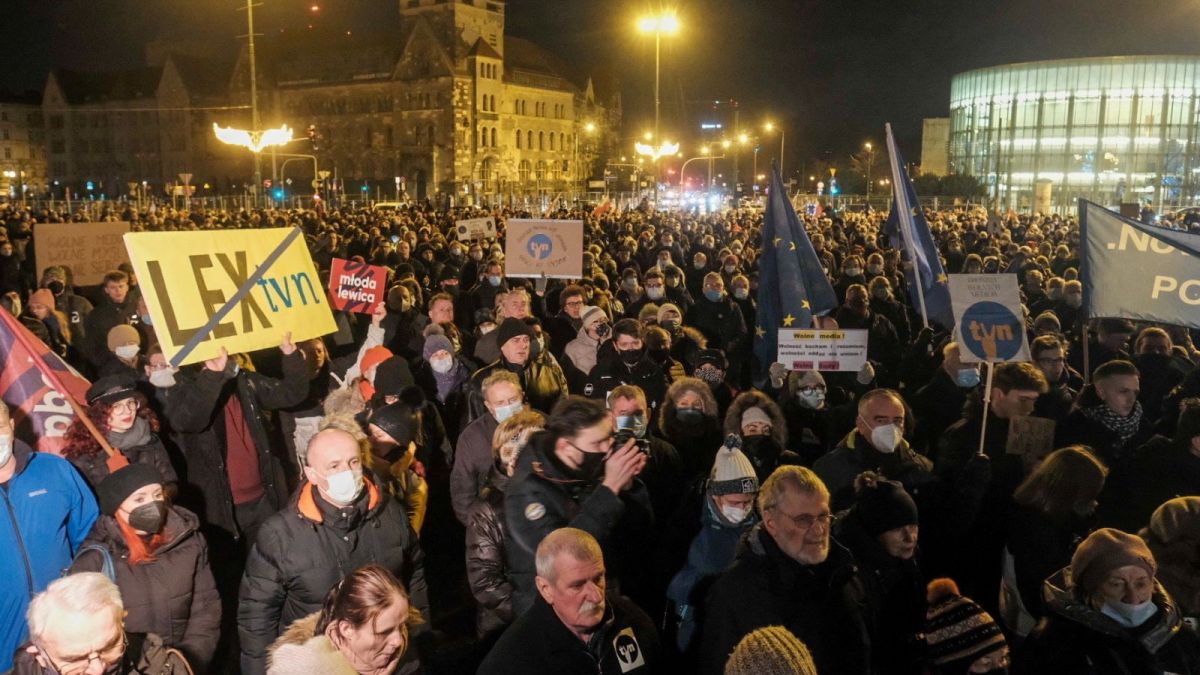 Proteste în Polonia după ce un proiect de lege a ajuns pe masa președintelui: „Vrem veto!”, „Vrem media libere!” (VIDEO)
