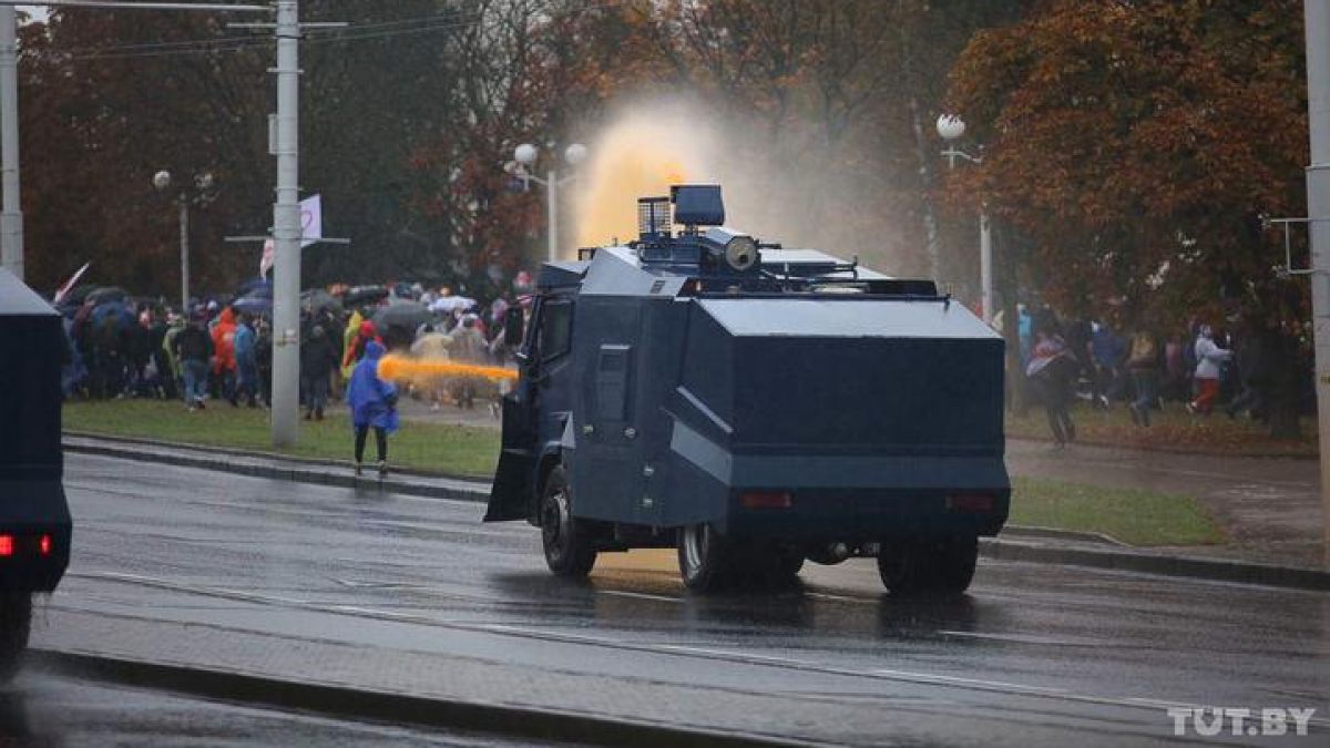 Proteste la Minsk: Tunuri cu apă și grenade, folosite de poliție. Mai mulți jurnaliști au fost arestați (VIDEO)