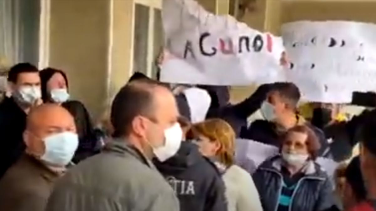 Proteste și scandări la Edineț în timpul unei vizite a Maiei Sandu. Președinția: Sunt organizați ca să zădărnicească vizita (VIDEO)
