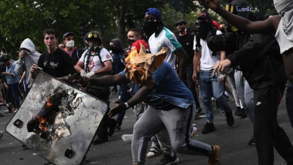 Proteste violente la Paris: Polițiștii au folosit gaze lacrimogene împotriva manifestanților