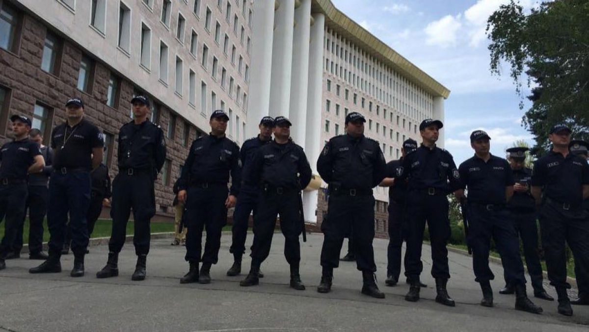 Protestul din fața Parlamentului continuă: „Noi strigăm rușine, dar ei rușine n-au”