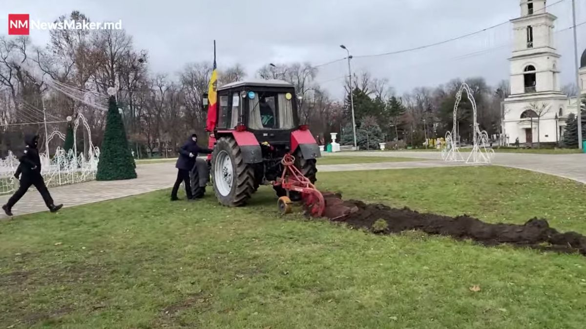 Protestul fermierilor. Un agricultor s-a apucat să are gazonul din parcul Catedralei (VIDEO)