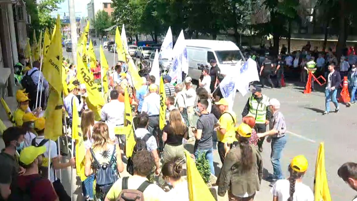Protest la CEC: „Ne vedem joi, la Curtea de Apel să continuăm manifestația” (UPDATE)
