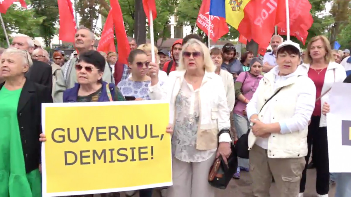 PSRM organizează un protest în fața Legislativului. Oamenii scandează „Demisia!”