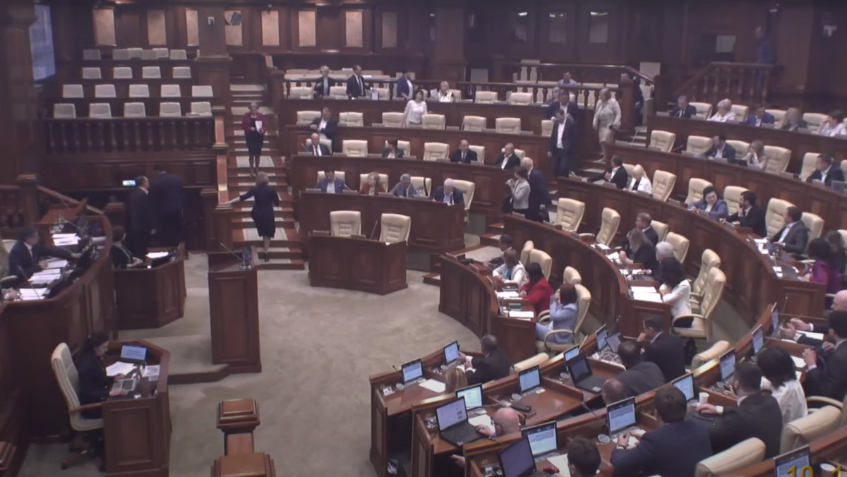 Deputații PSRM părăsesc plenul Parlamentului și merg la proteste în susținerea lui Igor Dodon