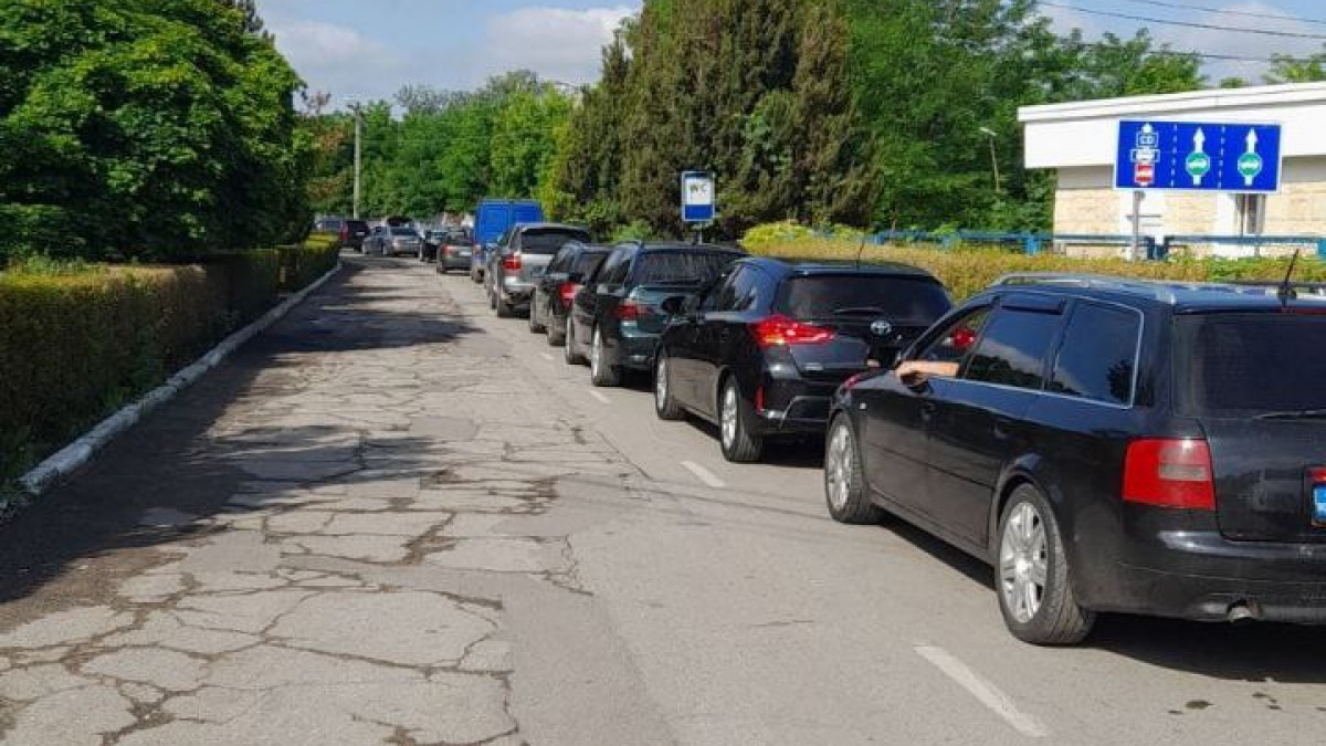 Punctul de trecere a frontierei Sculeni, aglomerat: Zeci de mașini stau în rând