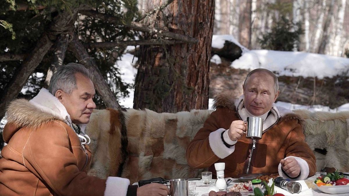 Putin îşi petrece sfârșitul de săptămână în taigaua siberiană, alături de ministrul rus al apărării (FOTO)