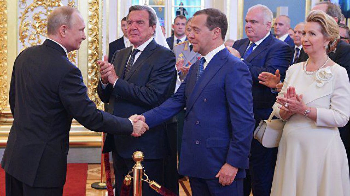 Putin l-a propus din nou pe Medvedev la funcția de prim-ministru