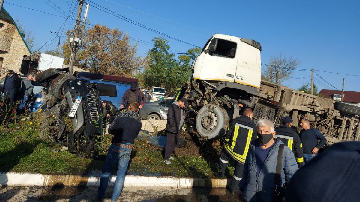 Trei autovehicule s-au ciocnit grav la Briceni, fiind traumate trei persoane